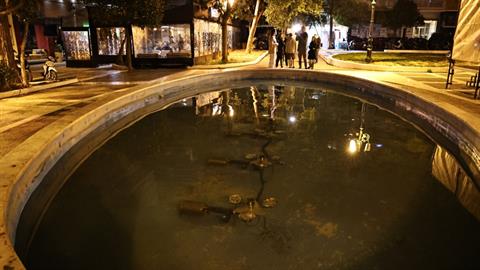 Στη ΜΕΘ κοριτσάκι 2,5 ετών - έπεσε σε σιντριβάνι στην Καλλιθέα 