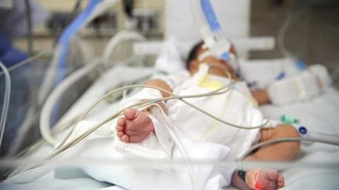 Σε κρίσιμη κατάσταση βρέφος 30 ημερών με RSV - δίνει μάχη για τη ζωή του