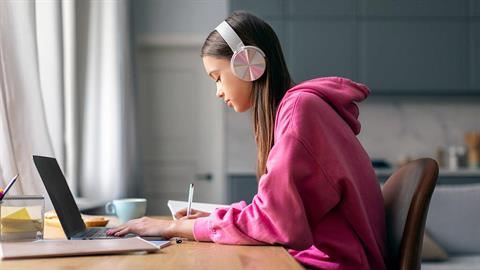 Πώς να μάθουμε στα παιδιά να χρησιμοποιούν σωστά το AI στις σχολικές εργασίες