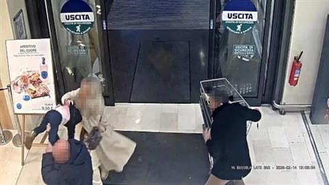 Μαμά αντιμετώπισε απαγωγέα που της άρπαξε την κόρη από τα χέρια σε σούπερ μάρκετ