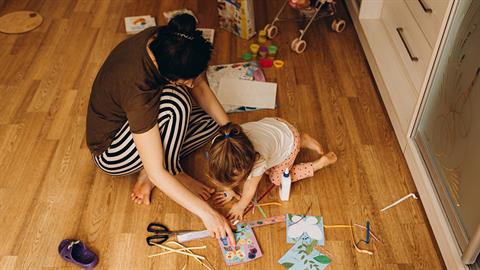 Η μοναξιά της μητρότητας: όταν η μόνη σου παρέα όλη μέρα είναι ένα… 3χρονο