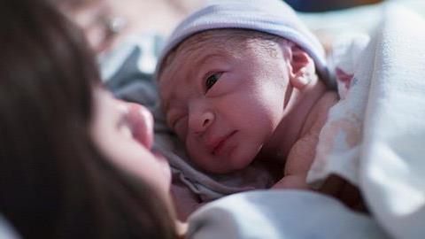 Ιατρικό θαύμα: έμβρυο με σπάνιο όγκο σώθηκε μέσω πρωτοποριακής ενδομήτριας θεραπείας