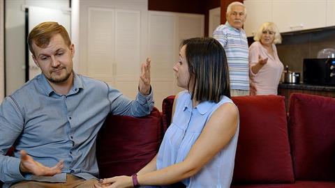 Ο σύζυγός μου δεν τα πάει καλά με τους γονείς μου - δεν ξέρω τι να κάνω