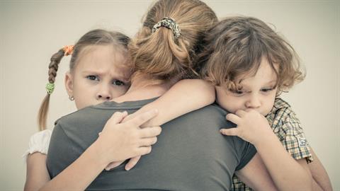 Μαμά-ελικόπτερο: όταν η αγάπη σου για το παιδί μετατρέπεται σε υπερπροστασία