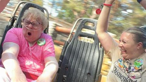 Εγγόνια πηγαίνουν τις γιαγιάδες τους στη Disney: το trend που μας έκανε να δακρύσουμε!