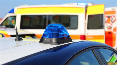 Πεθερός επιτέθηκε με μπαλτά στη νύφη του, στη μέση του δρόμου!