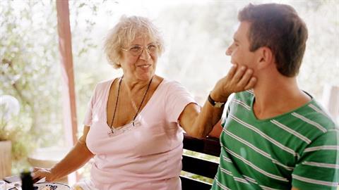 Η γυναίκα μου παραπονιέται ότι δεν της φέρεται καλά η μητέρα μου, αλλά εγώ δεν βλέπω κάτι τέτοιο