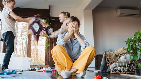 Γιατί οι μαμάδες νιώθουμε ενοχές όταν ξεκουραζόμαστε;