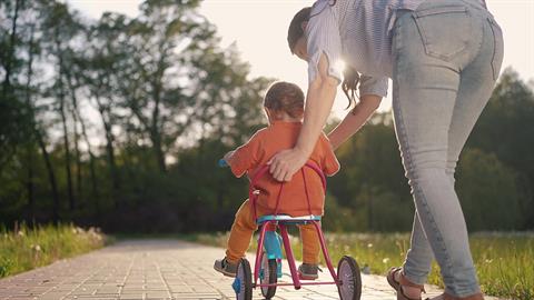 Τα παιδιά που ξέρουν πώς να αποφεύγουν τους κινδύνους έχουν πάρει αυτά τα 10 μαθήματα από το σπίτι