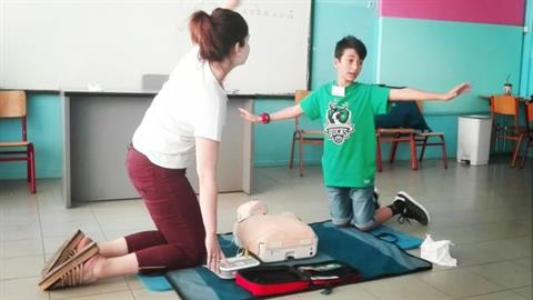 Μαμά που έχασε το παιδί της από ανακοπή, δώρισε 2 απινιδωτές σε σχολεία του Βόλου