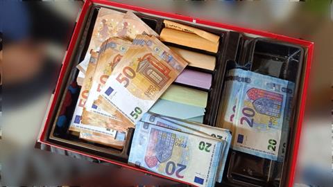 Κατερίνη: 16χρονος έφτιαχνε πλαστά χαρτονομίσματα και κάρτες στο... εφηβικό του δωμάτιο!