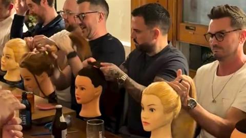 Μπαμπάδες κάνουν ειδικά σεμινάρια για να μάθουν να χτενίζουν τις κόρες τους!