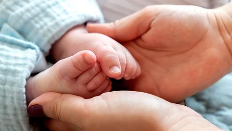 Γιατί οι γεννήσεις στην Ελλάδα μειώθηκαν στo μισό μέσα σε 55 χρόνια