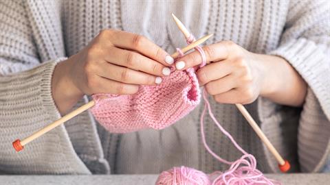 Όλο και περισσότεροι ξεκινούν το πλέξιμο για να «κόψουν» τις… κακές συνήθειες