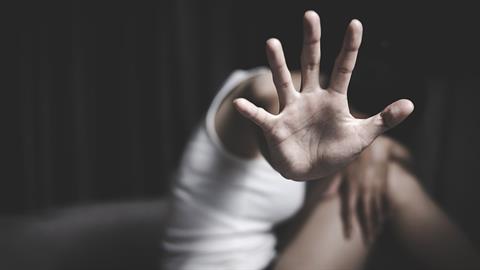 Θεσσαλονίκη: συνελήφθη μαμά που κούρεψε την 16χρονη κόρη της πάνω σε καβγά!