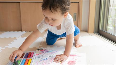 Ο γιος μου είναι 22 μηνών, αλλά δεν μιλάει. Τι να κάνω;