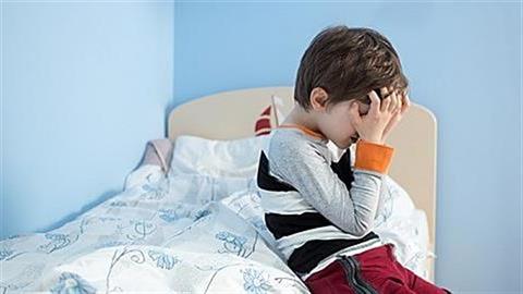 Η 5χρονος γιος μου ξαφνικά παραμιλάει και φωνάζει στον ύπνο του. Τι του συμβαίνει;