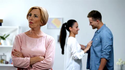 «Δεν αντέχω τη γυναίκα του γιου μου. Αρνούμαι να τον συγχωρήσω που την παντρεύτηκε»