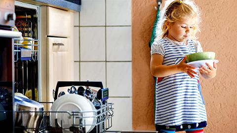 Πότε πρέπει να αρχίσει ένα παιδί να αναλαμβάνει ευθύνες στο σπίτι