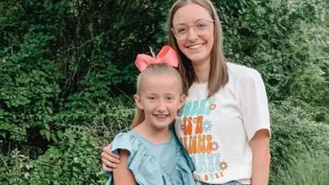 Δασκάλα υιοθέτησε τη μαθήτριά της: η συγκινητική ιστορία που θυμίζει τη «Ματίλντα»