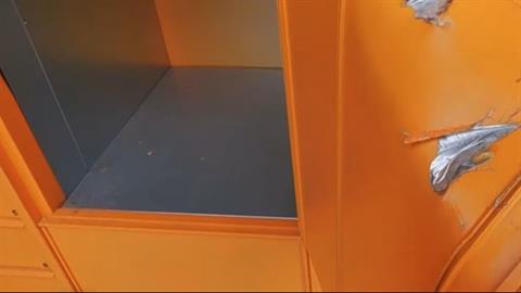 Σοκ στην Καβάλα: 7χρονος κλειδώθηκε σε θυρίδα αυτόματης παραλαβής δεμάτων!