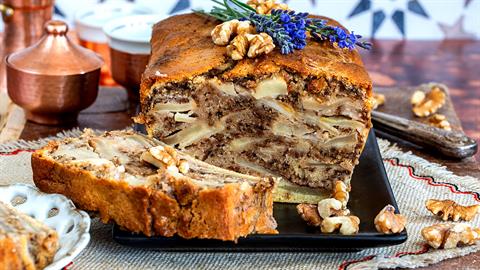 Νηστίσιμο κέικ με χαλβά και μήλα