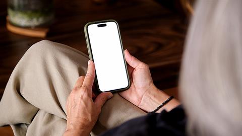 «Οι γονείς μου βγήκαν στη σύνταξη και σκρολάρουν όλη μέρα στα κινητά τους, αντί να περνάνε χρόνο μαζί»