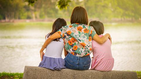 «Όταν έχασα τη μητέρα μου, άλλαξε ο τρόπος που μεγαλώνω τα παιδιά μου»