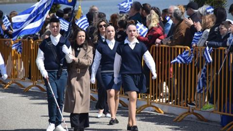Συγκίνηση στο Μεσολόγγι: τυφλός μαθητής κράτησε τη σημαία στην παρέλαση!