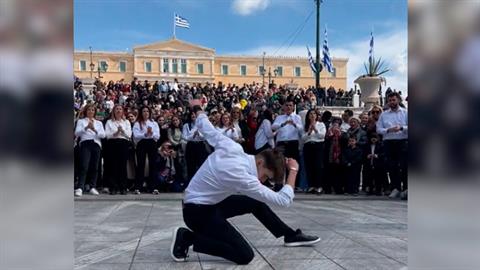 Παρέλαση 25ης Μαρτίου: μαθητής χόρεψε ζεϊμπέκικο μπροστά από τη Βουλή