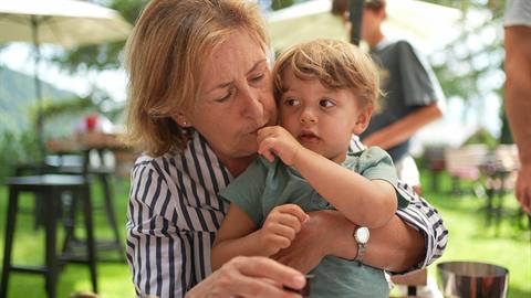 Γιαγιά ικετεύει την κόρη της να μην κάνει 2ο παιδί: «δεν μπορώ να μεγαλώσω κι άλλο μωρό»