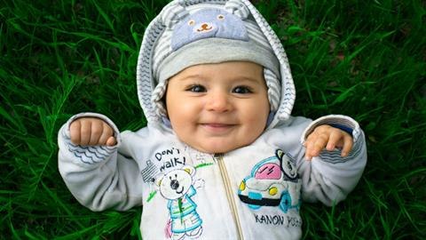 Άλματα ανάπτυξης: τι να περιμένεις τον πρώτο χρόνο του μωρού