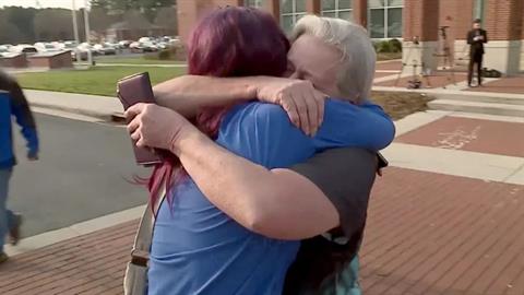 Κόρη ξαναβρίσκει τη μαμά της μετά από 25 χρόνια - ήταν αγνοούμενη από το 2001