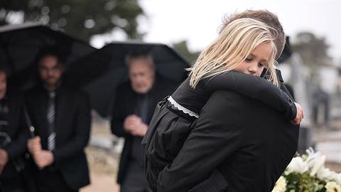 Να πάρουμε την 8χρονη κόρη μας στην κηδεία του παππού της ή όχι;