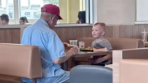 3χρονος είδε ηλικιωμένο να τρώει μόνος του και πήγε να του κάνει παρέα