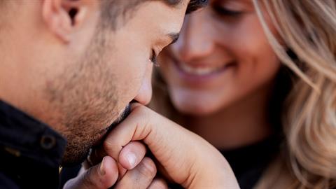 Ισπανία: το χειροφίλημα χωρίς συναίνεση θεωρείται, πλέον, παρενόχληση