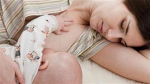 «Ο άντρας μου λέει ότι κατέστρεψα τον γάμο μας επειδή θήλαζα το μωρό μας»