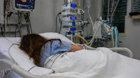Πτώση 13χρονης μαθήτριας: την επανέφεραν στη ζωή 5 φορές μέσα στο χειρουργείο 