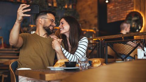 Γάμος της λεβάντας: όταν η εικόνα του τέλειου ζευγαριού δεν λέει όλη την αλήθεια