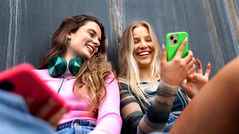 Κατηγορούμε τη νέα γενιά για χίλια δυο πράγματα: ορίστε 10 λόγοι να τη θαυμάζουμε