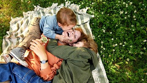 Είμαι μαμά και ψυχοθεραπεύτρια: αυτά είναι τα 4 πράγματα για τα οποία ΟΝΤΩΣ ανησυχώ μεγαλώνοντας τα παιδιά μου