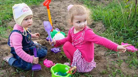 Παιδικές χαρές στη Φινλανδία: αντικατέστησαν τα λαστιχένια δάπεδα με χώμα και λάσπη