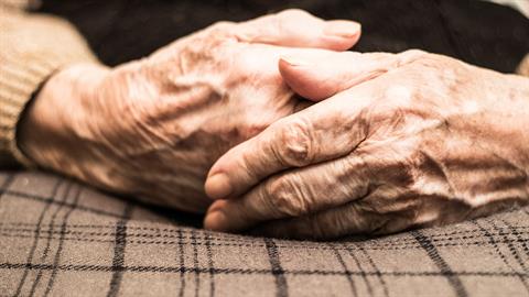 Αμπελόκηποι: έφοδος σε παράνομο γηροκομείο - ηλικιωμένες ζούσαν σε άθλιες συνθήκες