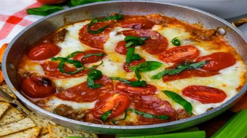 Pizza bowl: η συνταγή με 550 θερμίδες που αντικαθιστά την πίτσα 