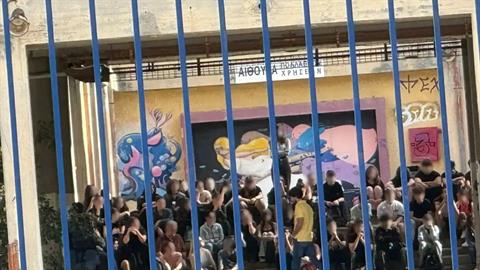 Αμίλητοι και με λευκά λουλούδια αποχαιρετούν την 17χρονη οι συμμαθητές της