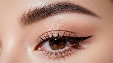 Eyeliner: πώς να αναδείξεις το βλέμμα σου σύμφωνα με το σχήμα των ματιών σου