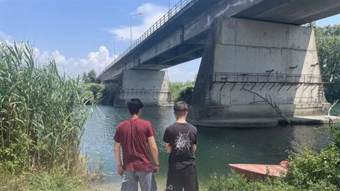 Άραχθος: πυροσβέστες έσωσαν δύο 13χρονα αγόρια που εγκλωβίστηκαν στο ποτάμι