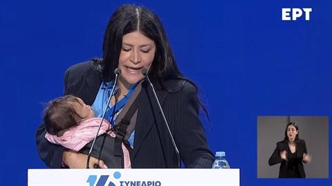 Υποψήφια βουλευτής μίλησε σε Συνέδριο αγκαλιά με το μωράκι της!
