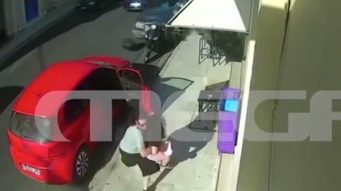 Τρομακτικό τροχαίο στη Ναύπακτο: μαμά σώζει την κόρη της στο παρά... ένα!