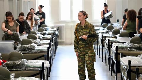 Γυναίκες στον Στρατό: παρουσιάστηκαν οι πρώτες γυναίκες που θα υπηρετήσουν ως εθελόντριες
